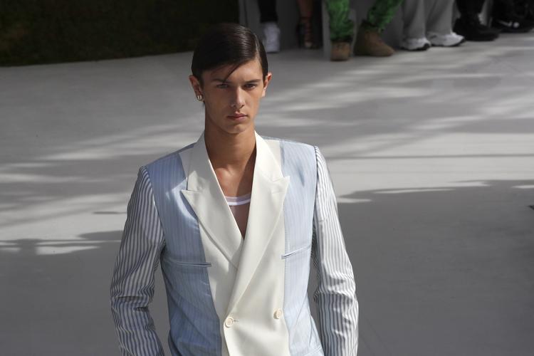 Det måske største herremodetalent i sin generation, Kim Jones, havde prins Nikolai som sin første model under Diors show i sidste uge i Paris. Christophe Ena/AP