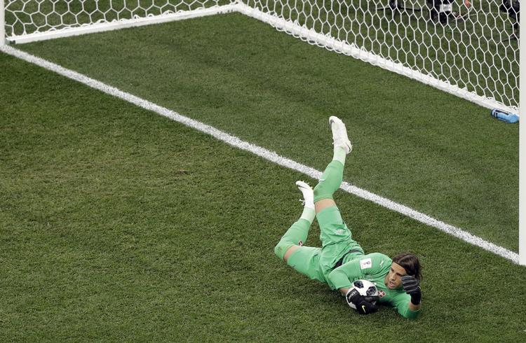  Yann Sommer havde flere store redninger, da Schweiz og Costa Rica spillede uafgjort.  Mark Baker/AP