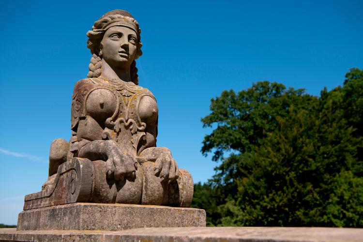 Også udenfor er Eremitageslottet udsmykket på kryds og tværs. På både facade og omgivelserne omkring. Med statuer og udskæringer. Blandt andet med disse sfinx-inspirerede figurer med løvefødder og menneskekroppe. Peter Hove Olesen/POLFOTO