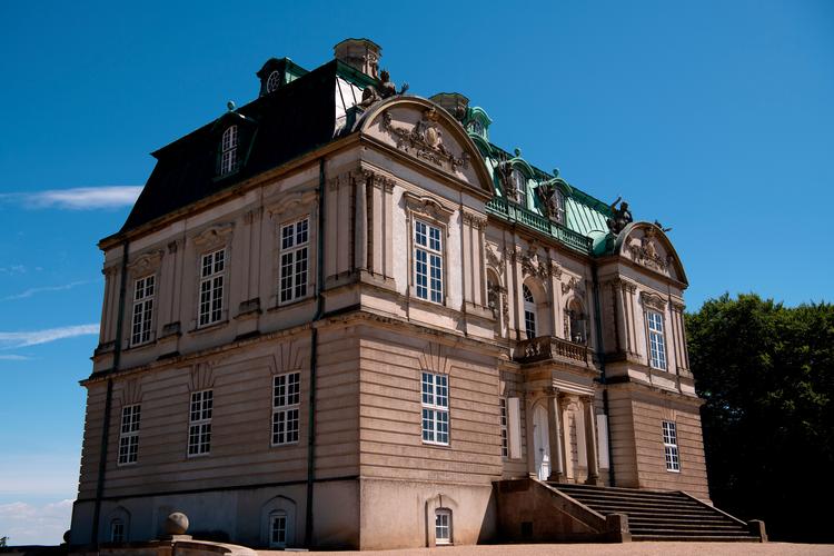 Oprindeligt var det Christian 5., far til Christian 6., der i 1662 grundlagde en jagthytte på det område, hvor Eremitageslottet står i dag. Landsbyen Stokkerup blev fjernet og i dag står kun gadekæret tilbage. Christian 5. var en begejstret jæger, og var særligt glad for den barbariske, men på det tidspunkt moderigtige parforcejagt, hvor jægere til hest og med hjælp fra hunde i timevis jagtede et særligt udvalgt stykke vildt rundt indtil det segnede om af træthed. Kongen kunne derefter træde ud af sin vogn og henrette dyret med sin specialfremstillede hirschfænger. Jagtformen var blandt andet med til at demonstrere kongens magt og overlegenhed. Det stjerneformede stisystem, der udspringer fra slottet på bakken, var skabt til netop denne form for jagt. Omkring 1777 blev parforcejagt langsomt udfaset. Peter Hove Olesen/POLFOTO