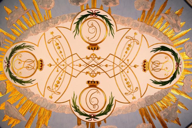 Loftet over det forsvundne bord er enestående i sig selv. Loftet skulle afspejle himlen og dermed illudere et måltid, der indtages under åben himmel. Samtidig ses både Christian 6. og hans dronning, Sophie Magdalenes, monogrammer. De gyldne pile, der udgår fra centrum, symboliserer de jagtstier, der udgår fra slottet. Peter Hove Olesen/POLFOTO