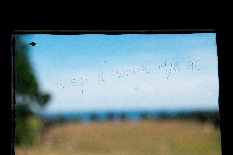 Både Eremitageslottets ansatte, gæster og tilfældigt besøgende har gennem tiderne ridset deres navne ind i slottets ruder i stueetagen. Så pas på med at spille rundbold på græsset ved siden af - der gemmer sig fine historier om kærlighed og venskaber - i slottets ruder. Peter Hove Olesen/POLFOTO