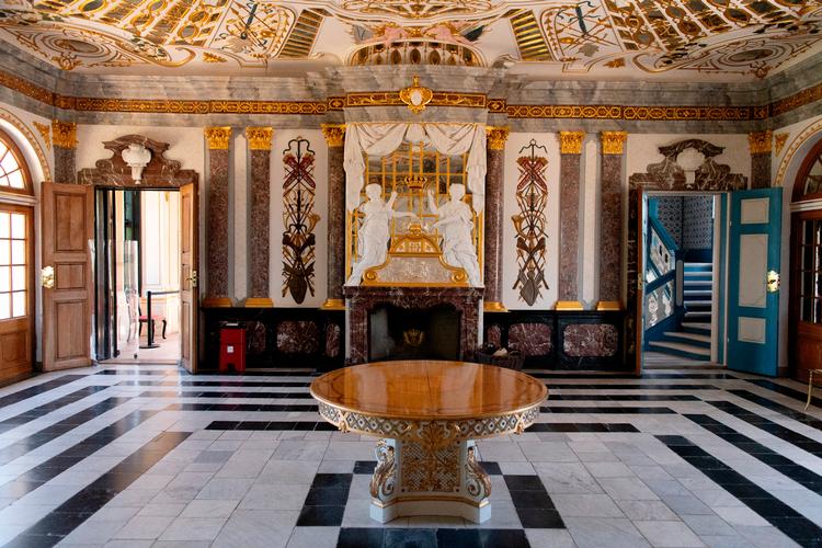 Spisesalen på 1. etage – også kendt som belle etage - Eremitageslottets eksistensberettigelse. For det er her, det berømte bord har stået. Bordet med hejsesystemet fra køkkenet, der sikrede, at kongen kunne spise i ensomhed, en eremitage, uden at blive forstyrret af tjenestefolk, lakajer og embedsværk. Systemet fungerede kun i 23 år, så kom der problemer med hejseværket, og bordet blev gemt væk på et loftdepot for senere at forsvinde. Udenlandske gæster tog dog ideen med hjem. Blandt andet til Vinterpaladset i Skt. Petersborg, hvor der i dag findes et fungerende system, der kan hejse mad op og ned fra køkkenet i kælderen. Og hvad mon den del af Vinterpaladset hedder, hvor bordet befinder sig? Svaret er Eremitagen … Peter Hove Olesen/POLFOTO