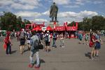 Lenin omgivet af Budweiser og Coca-Cola-boder foran Lusjniki Stadion.   Finn Frandsen/POLFOTO