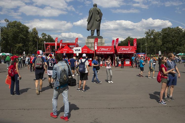 Lenin omgivet af Budweiser og Coca-Cola-boder foran Lusjniki Stadion.   Finn Frandsen/POLFOTO