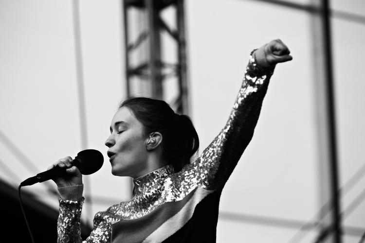 På festivalen kan man bl.a. opleve den unge norske sangerinde Sigrid, som her er fotograferet på Roskilde Festival i 2017. Arkivfoto Tobias Nicolai