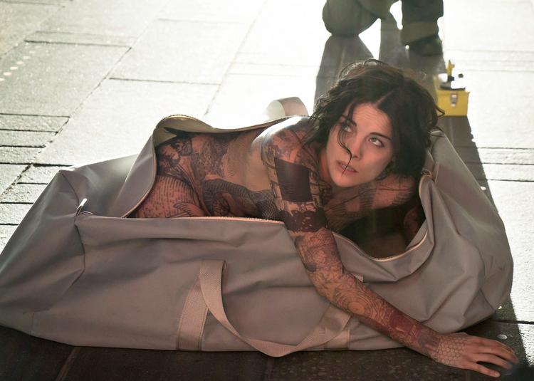 Jaimie Alexander spiller kvinden, der vågner op, nøgen, på Times Square.  Discovery Networks Danmark