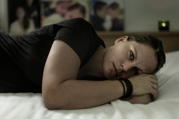 23. marts 2017 døde Sisse Marquina-Jongbergs elskede, Dorte Saiz Marquina-Jongberg, der var syg af kræft. De sidste dage tilbragte de sammen derhjemme. Dorte var nervøs for, om Sisse og børnene ville have det svært med at bo i lejligheden bagefter. Men sådan er det ikke, siger Sisse. Af og til lægger hun sig i Dortes seng. Så føler hun sig tæt på hende.

   Mads Nissen/POLFOTO