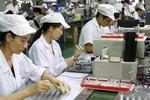 Kinesiske arbejdere på en fabrik i Huaibei laver indmad til telefoner. Kina er de seneste år blevet meget bedre til at producere banebrydende ny teknologi. Landet bruger dog stadig bøllemetoder og obstruktion over for udenlandske virksomheder. /AP