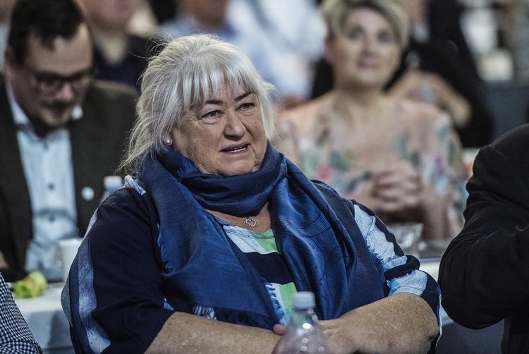 »Nogle vil mene, at Thyra Frank har svigtet, men der er først og fremmest tale om et svigt fra dem, der mistolkede en farverig og menneskevarm inspirator som et ledelsesgeni og som ministeregnet«, skriver Bente Klarlund. 
 Flindt Mogens/POLFOTO