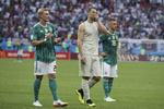 Tysklands målmand Manuel Neuer flankeret af to af de spillere, der skal løfte den stolte fodboldnation i fremtiden:  22-årige Julian Brandt og den et år ældre Joshua Kimmich.  Thanassis Stavrakis/AP