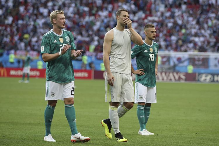 Tysklands målmand Manuel Neuer flankeret af to af de spillere, der skal løfte den stolte fodboldnation i fremtiden:  22-årige Julian Brandt og den et år ældre Joshua Kimmich.  Thanassis Stavrakis/AP