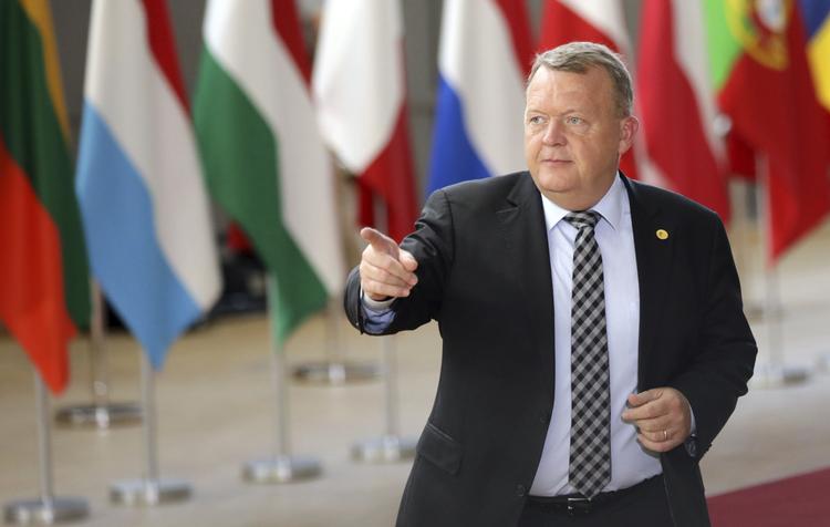 Lars Løkke erklærer sig villig til at indgå en aftale med Angela Merkel, som kan hjælpe den tyske kansler. Olivier Matthys/AP