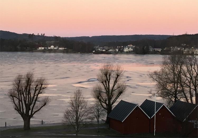 Hotell Bogesund i Ulricehamn ligger med den fineste udsigt til Åsunden - forsøg at få et værelse, der vender den vej. Det er udsigten, der hæver opholdet fra gennemsnitligt til noget særligt. Anne Louise Leth