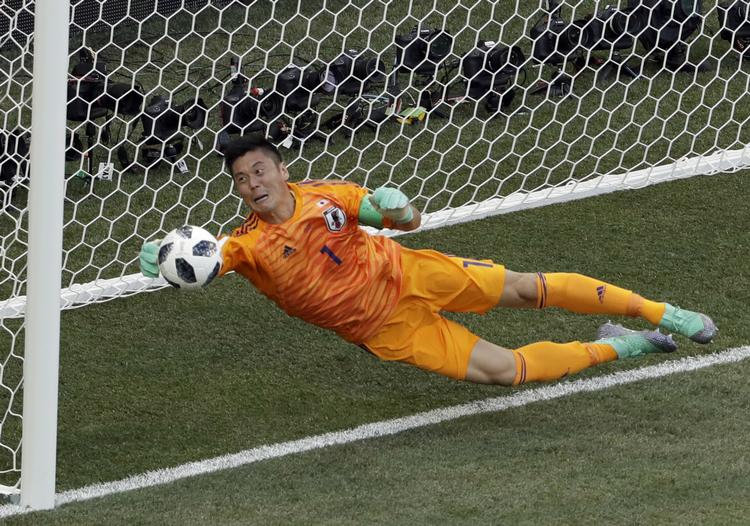  Eiji Kawashima leverede to supervigtige redninger for Japan.  Themba Hadebe/Ritzau Scanpix