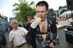 Martin Toft Madsen slukker tørsten efter for tredje år i træk at være blevet dansk mester i enkeltstart.
   Nils Meilvang/Ritzau Scanpix