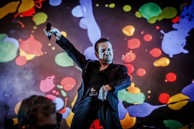 Depeche Mode med Dave Gahan i front på Tinderbox i går aftes.
   Per Lange/Ekstra Bladet