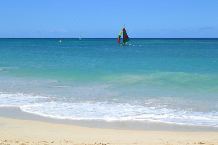 Man behøver ikke bevæge sig langt hen ad Grand Anse stranden, før man har den næsten for sig selv. Kristoffer Flakstad