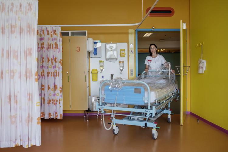 Margrethe Fogh Nielsen arbejder på Palliationsenheden på Herlev Hospital. Her plejer og passer hun døende i den sidste tid. Hun oplever ikke, at hendes arbejde handler om død og fortvivlelse. Tværtimod. Det handler om livet. Og om at værne om værdigheden til det sidste.
    
   Maud Lervik/POLFOTO