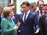 Den østrigske kansler 
Sebastian Kurz i samtale med den tyske kansler Angela Merkel  under topmødet. Geert Vanden Wijngaert/AP