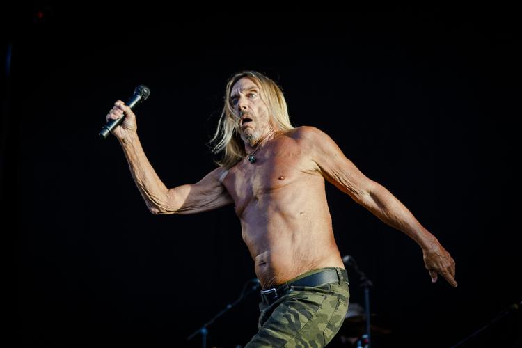 Heldigvis lod Iggy Pop sig ikke mærke med det den lidt energiforladte stemning foran scenen. Per Lange/Ekstra Bladet
