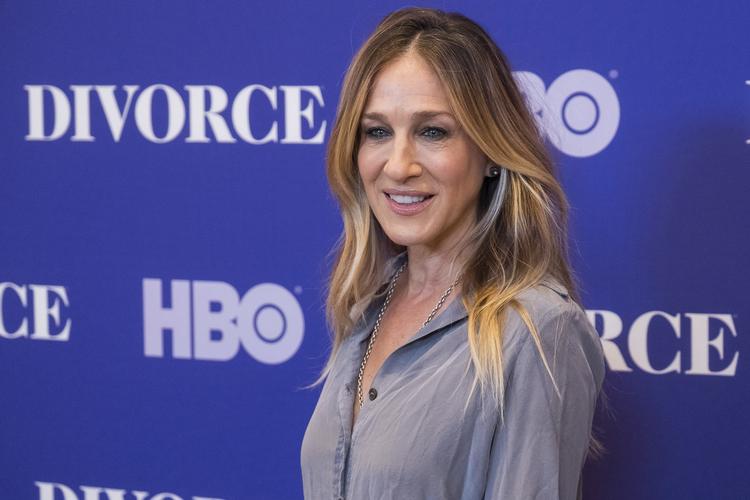 Selv om Sarah Jessica Parker ikke har arbejdet i forlagsbranchen før har hun længe været en entrepenant kvinde og har både designet en sko-serie og også produceret HBO-serien 'Divorce', som hun også selv spiller hovedrollen i. Charles Sykes/AP