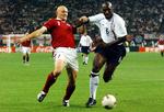 Thomas Gravesen i duel med Englands jernmand Sol Campbell.  Finn Frandsen/POLFOTO