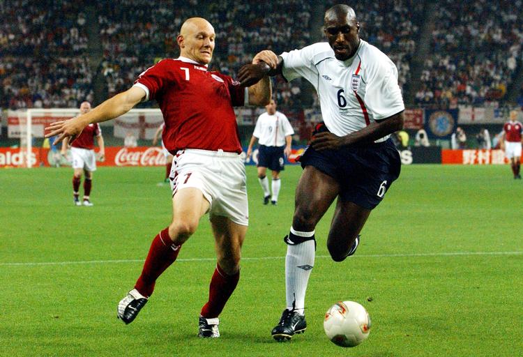 Thomas Gravesen i duel med Englands jernmand Sol Campbell.  Finn Frandsen/POLFOTO