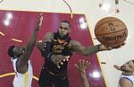  LeBron James (th.) har spillet 8 NBA-finaleserier i træk og vundet 3 gange. 2 med Miami og senest med Cleveland i 2016.  Gregory Shamus/AP