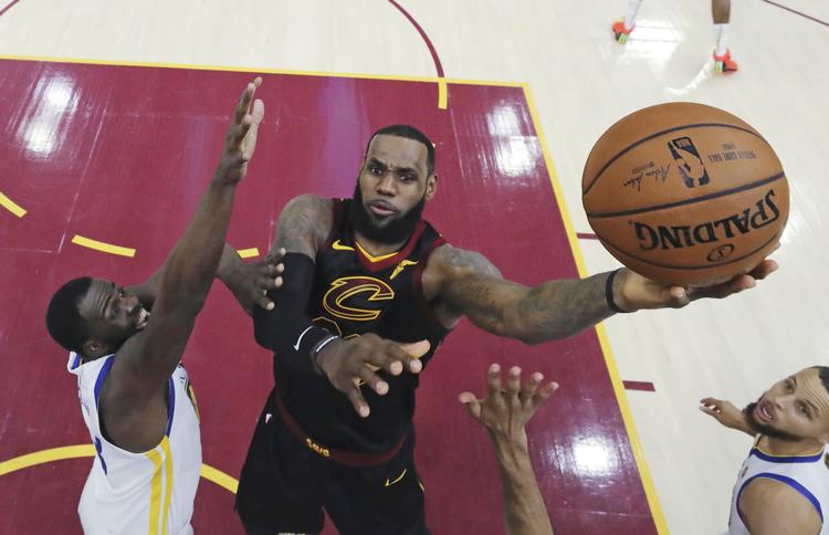  LeBron James (th.) har spillet 8 NBA-finaleserier i træk og vundet 3 gange. 2 med Miami og senest med Cleveland i 2016.  Gregory Shamus/AP