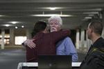Flere ansatte på avisen The Capital Gazette søgte dækning under skriveborde, da en bevæbnet mand begyndte at skyde efter dem torsdag.      Thalia Juarez/AP