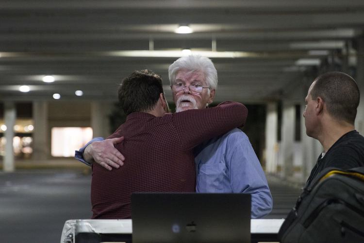 Flere ansatte på avisen The Capital Gazette søgte dækning under skriveborde, da en bevæbnet mand begyndte at skyde efter dem torsdag.      Thalia Juarez/AP