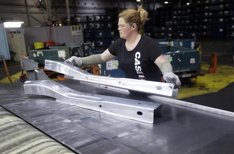 Crystal McIntyre unloads fotograferet i General Motors fabrik i Pontiac, Michigan, for tre år siden.  Carlos Osorio/AP