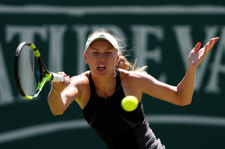 Caroline Wozniacki, der måtte gennem en meget hård semifinale fredag mod Angelique Kerber, er favorit til titlen i Eastbourne.
   Paul Childs/Ritzau Scanpix