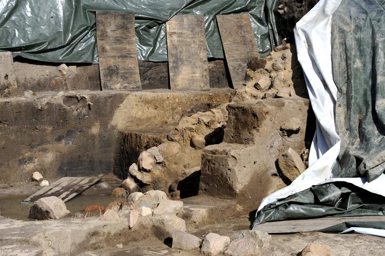 
   Det historiske voldsanlæg Dannevirke - her ses Kalegatporten - er kommet i fint selskab.
   Carsten Andreasen/POLFOTO