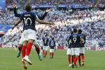 De franske stjerner Kylian Mbappé og Antoine Griezmann hamrer brystkasserne sammen, mens tilfredse holdkammerater nyder en fransk føringstræffer.  David Vincent/AP