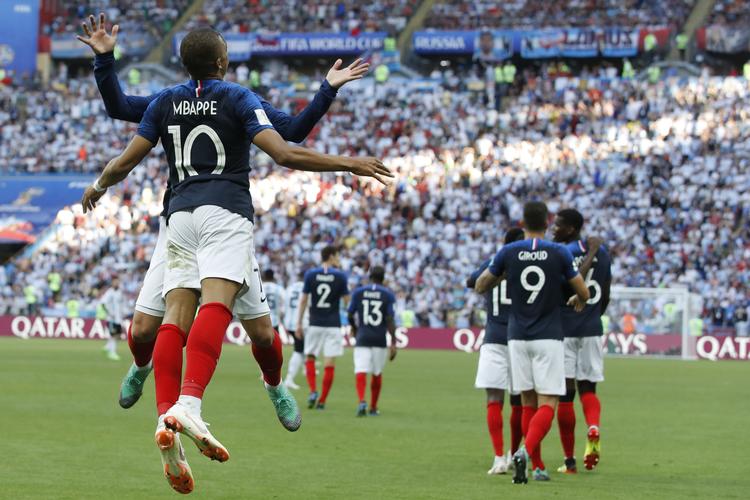 De franske stjerner Kylian Mbappé og Antoine Griezmann hamrer brystkasserne sammen, mens tilfredse holdkammerater nyder en fransk føringstræffer.  David Vincent/AP