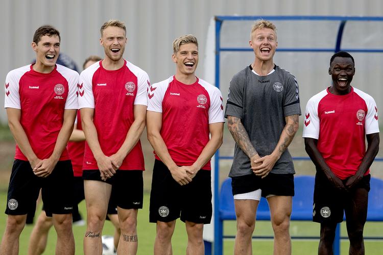 Der har været højt humør på under træningerne i Anapa - som her, hvor Kasper Schmeichel skyder på en mur bestående af Andreas Christensen, Nicolai Jørgensen, Jens Stryger Larsen, Simon Kjær og Pione Sisto - og det er noget, anfører Kjær vægter højt.














Danmark spiller VM
   Finn Frandsen/POLFOTO