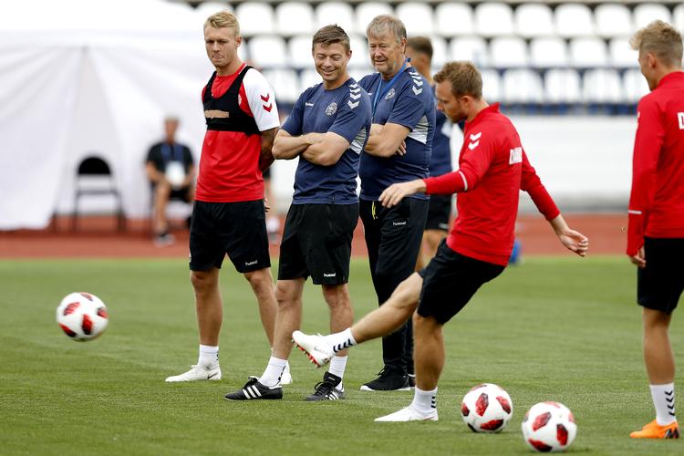 Altså, den fodbold - anfører Simon Kjær samt trænerduoen Jon Dahl Tomasson og Åge Hareide ser ud til at nyde Christian Eriksens sparketeknik. Den er der god brug for i aften.   Finn Frandsen/POLFOTO