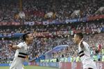 Javier Hernandez (th.) og Hirving Lozano jubler over sejrsmålet mod Tyskland. I dag venter Brasilien.  Lee Jin-man/AP