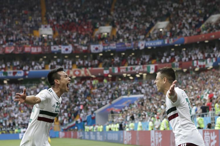 Javier Hernandez (th.) og Hirving Lozano jubler over sejrsmålet mod Tyskland. I dag venter Brasilien.  Lee Jin-man/AP