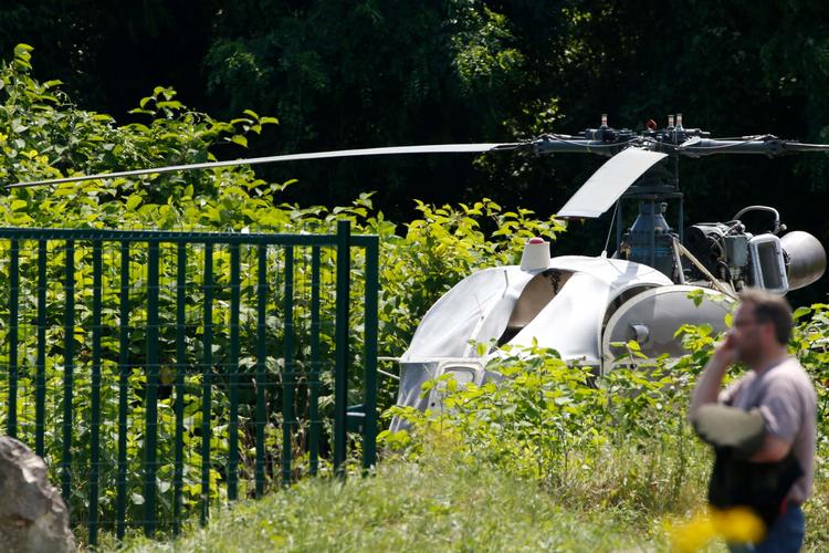 Helikopteren er senere blevet fundet nord for Paris. Det antages, at piloten kan være blevet taget som gidsel.
   Geoffroy van der Hasselt/Ritzau Scanpix