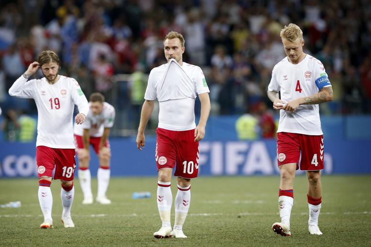 Skuffelsen lyser ud af de danske spillere: Lasse Schöne, Christian Eriksen og Simon Kjær forlader banen efter kampen.
   Finn Frandsen/POLFOTO