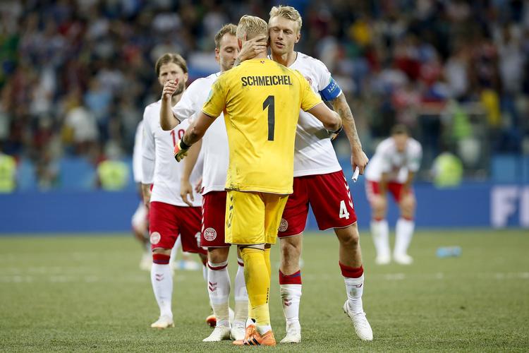 Det danske landsholdskollektiv er genrejst i nederlagets stund.   Finn Frandsen/POLFOTO