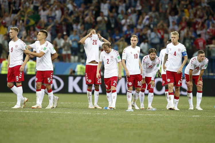 De danske spillere forsøger at kapere, at de har tabt VM-ottendedelsfinalen til Kroatien med mindst mulige margin. Finn Frandsen/POLFOTO