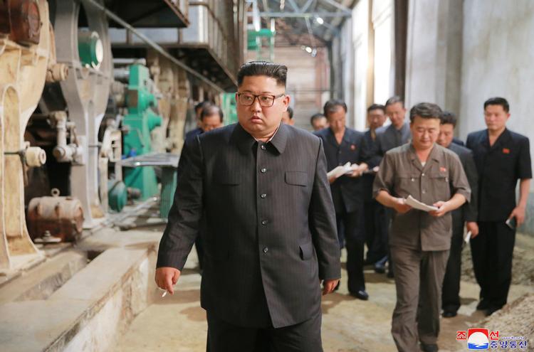Det nordkoreanske nyhedsbureau udsendte mandaf dette billede af landets leder, Kim Jong-un, der besøger en fabrik. Nye oplysninger sår tvivl om, hvorvidt han som lovet er parat til at atomnedrustning. /AP