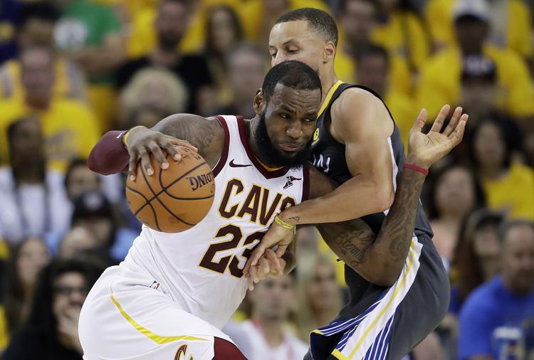 LeBron James skifter Cavaliers-trøjen ud med Lakers' legendariske trøje.  Marcio Jose Sanchez/AP