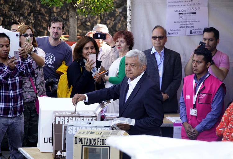Andres Manuel Lopez Obrador ved stemmeurnen søndag. Ramon Espinosa/AP