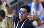 At se Maradona på tribunen i hans nuværende forfatning er en trist oplevelse.    Sergei Grits/AP