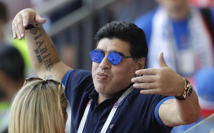 At se Maradona på tribunen i hans nuværende forfatning er en trist oplevelse.    Sergei Grits/AP